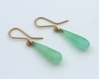 Earrings made of 750 yellow gold with faceted chrysoprase