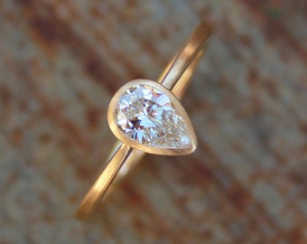 18k ring diamond pear-shaped