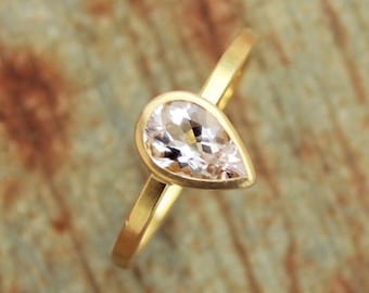 18k ring with morganite - pear-shaped