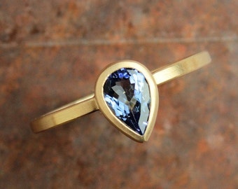 18k gold ring with tanzanite pearshaped