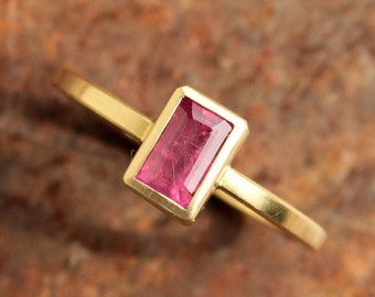 18k gold ring with ruby