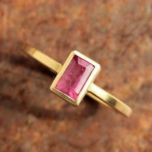 18k gold ring with ruby image 1