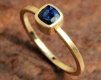 18k gold ring with sapphire cushion cut