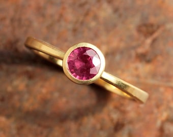 18k gold ring with ruby round