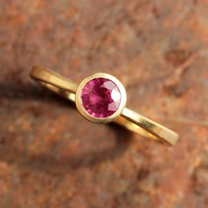 18k gold ring with ruby round