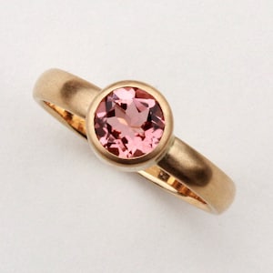 Anillo de oro 750, ancho, con turmalina redonda. imagen 1