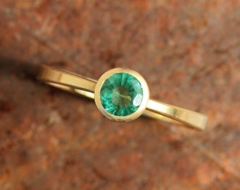 18k ring with emerald round