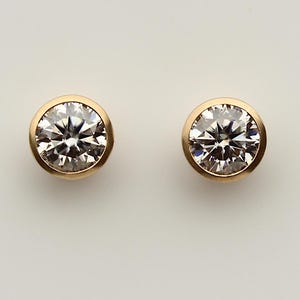 750 gold stud earrings with moissanite