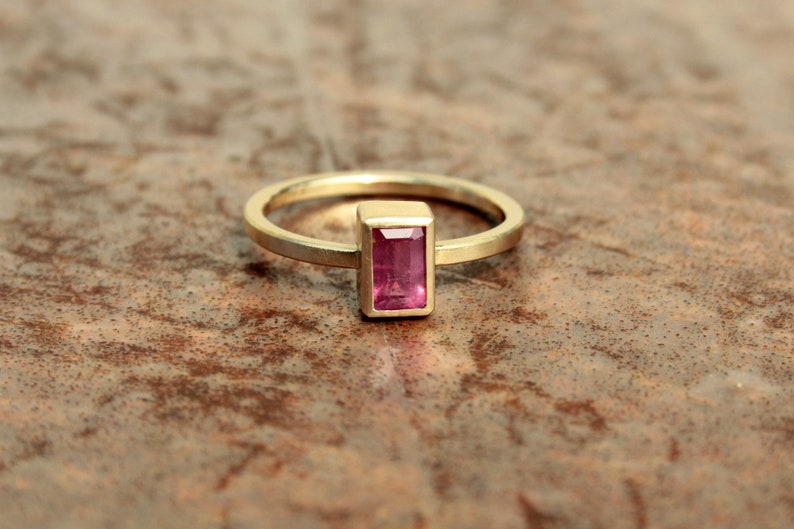 18k gold ring with ruby image 4