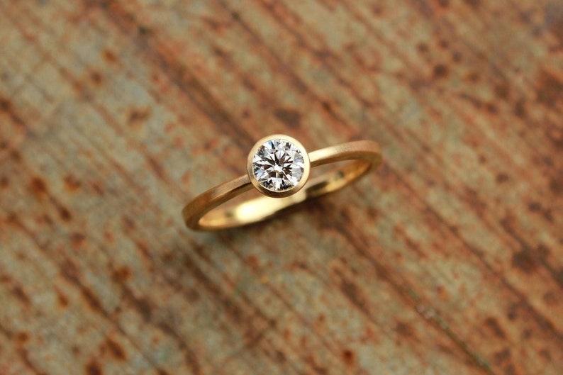 18k ring with brilliant image 1