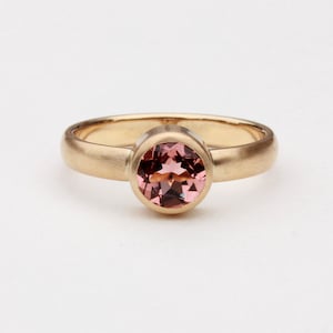 Anillo de oro 750, ancho, con turmalina redonda. imagen 4