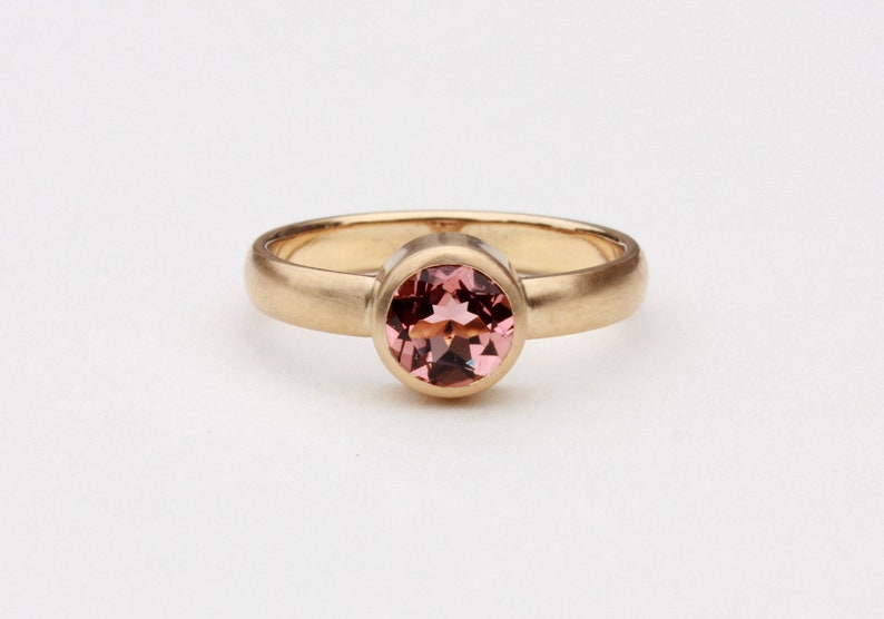 Anillo de oro 750, ancho, con turmalina redonda. imagen 4
