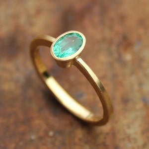 18k ring with emerald image 3