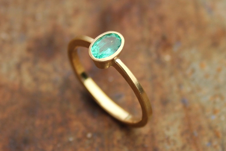 18k ring with emerald image 3