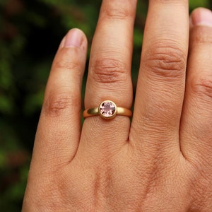 Anillo de oro 750, ancho, con turmalina redonda. imagen 6