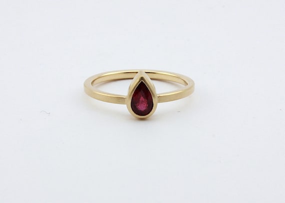 750er Goldring mit Rubin Tropfen