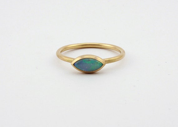 750er Goldring mit Opal navette