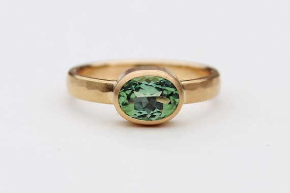 750er Goldring Hammerschlag mit Turmalin oval