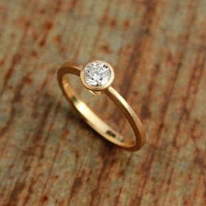 18k ring with brilliant image 3