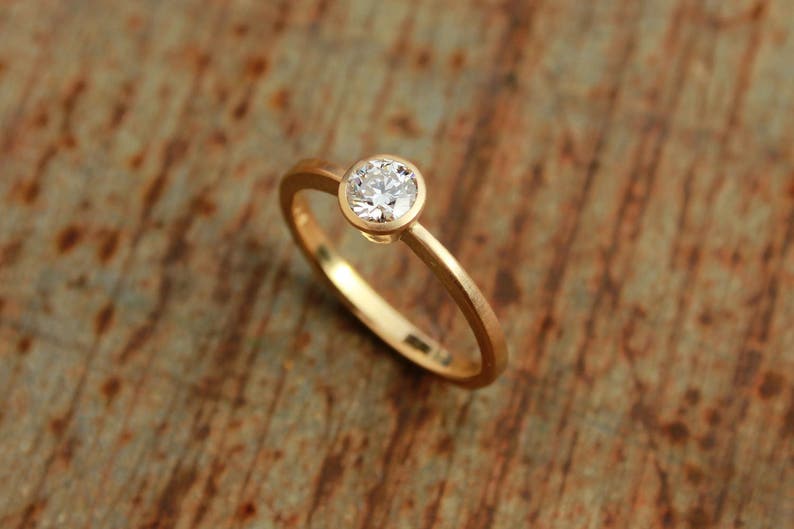 18k ring with brilliant image 3