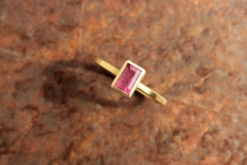 18k gold ring with ruby image 1