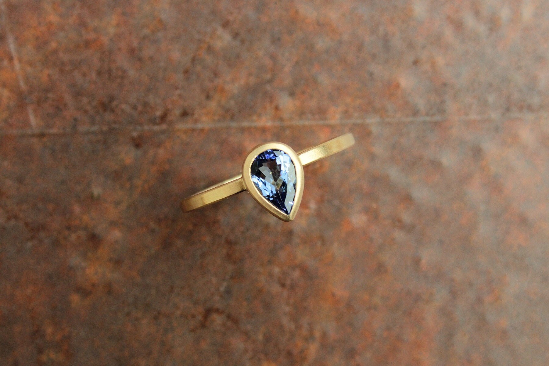 18k gold ring with tanzanite pearshaped