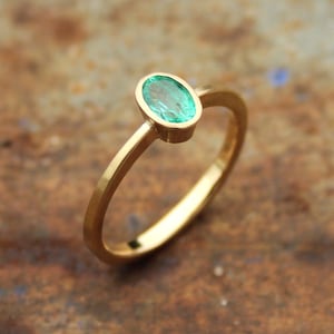 18k ring with emerald image 2