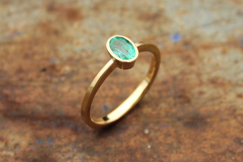 18k ring with emerald image 2