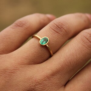 18k ring with emerald image 5