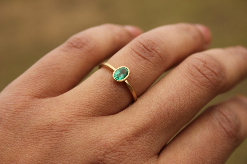 18k ring with emerald image 5