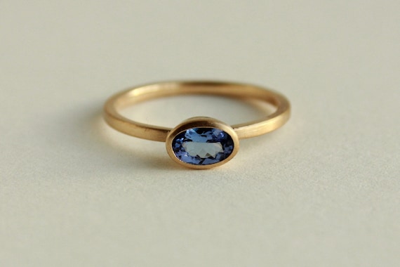 750er Goldring mit  Tansanit oval