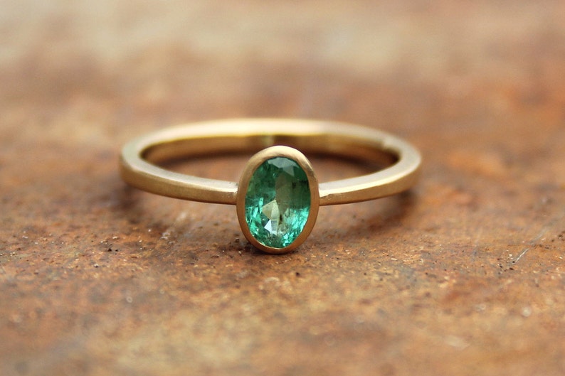 18k ring with emerald image 4