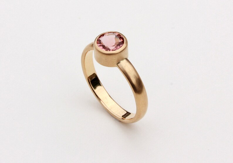 Anillo de oro 750, ancho, con turmalina redonda. imagen 3