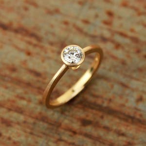 18k ring with brilliant image 2