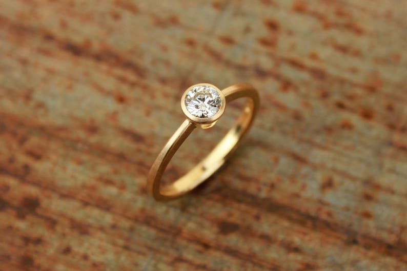 18k ring with brilliant image 2