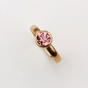 Anillo de oro 750, ancho, con turmalina redonda. imagen 2