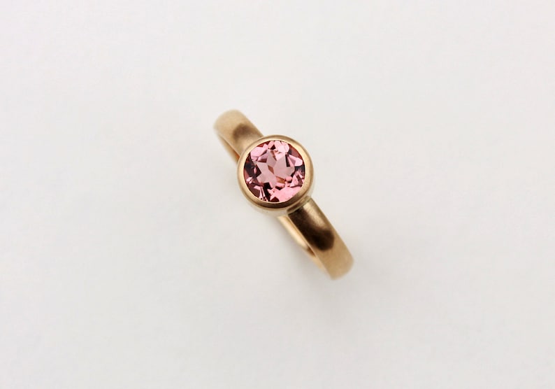 Anillo de oro 750, ancho, con turmalina redonda. imagen 2