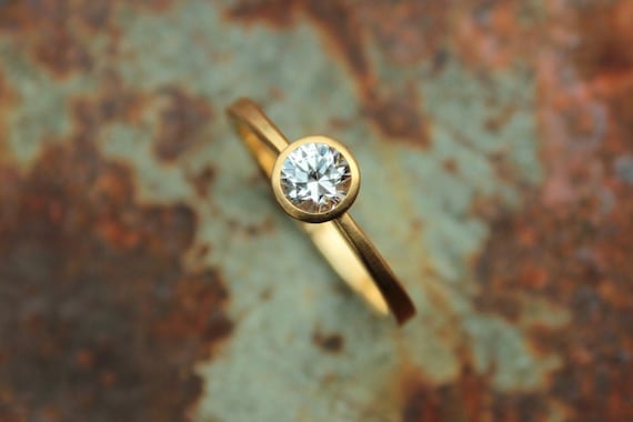 750er Goldring mit weißem Saphir