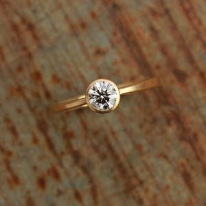 18k ring with brilliant image 4