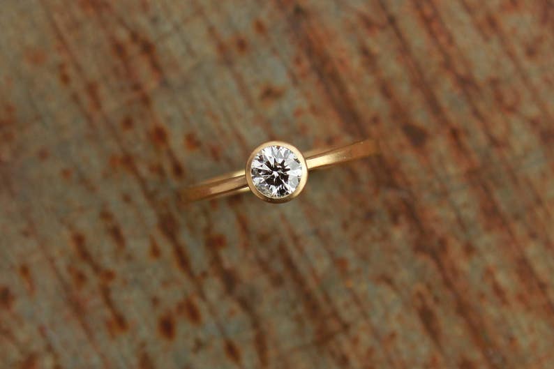 18k ring with brilliant image 4