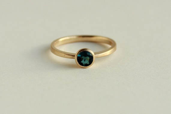 750er Goldring mit Indigolith rund