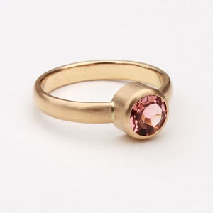Anillo de oro 750, ancho, con turmalina redonda. imagen 5