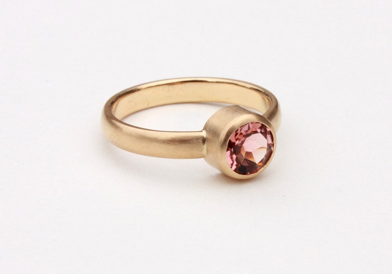 Anillo de oro 750, ancho, con turmalina redonda. imagen 5
