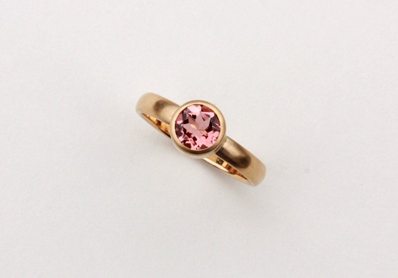 Anillo de oro 750, ancho, con turmalina redonda. imagen 1