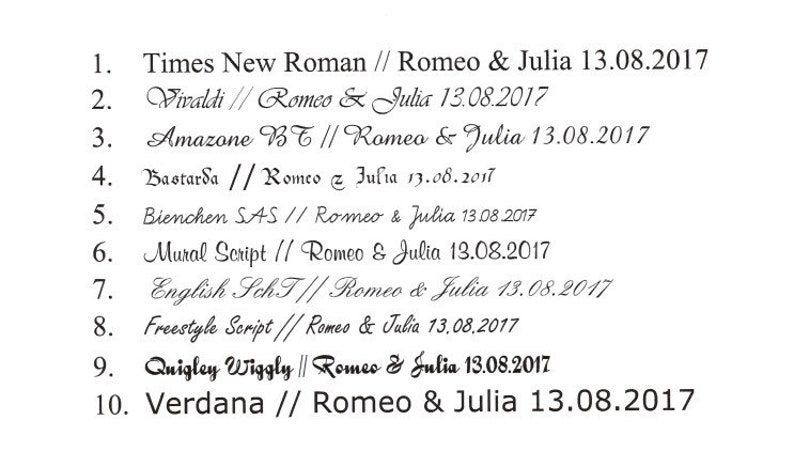以下が含まれることがあります： 10種類の異なるフォントのリスト。フォント名と「Romeo & Julia 13.08.2017」というテキストが各フォントで書かれています。