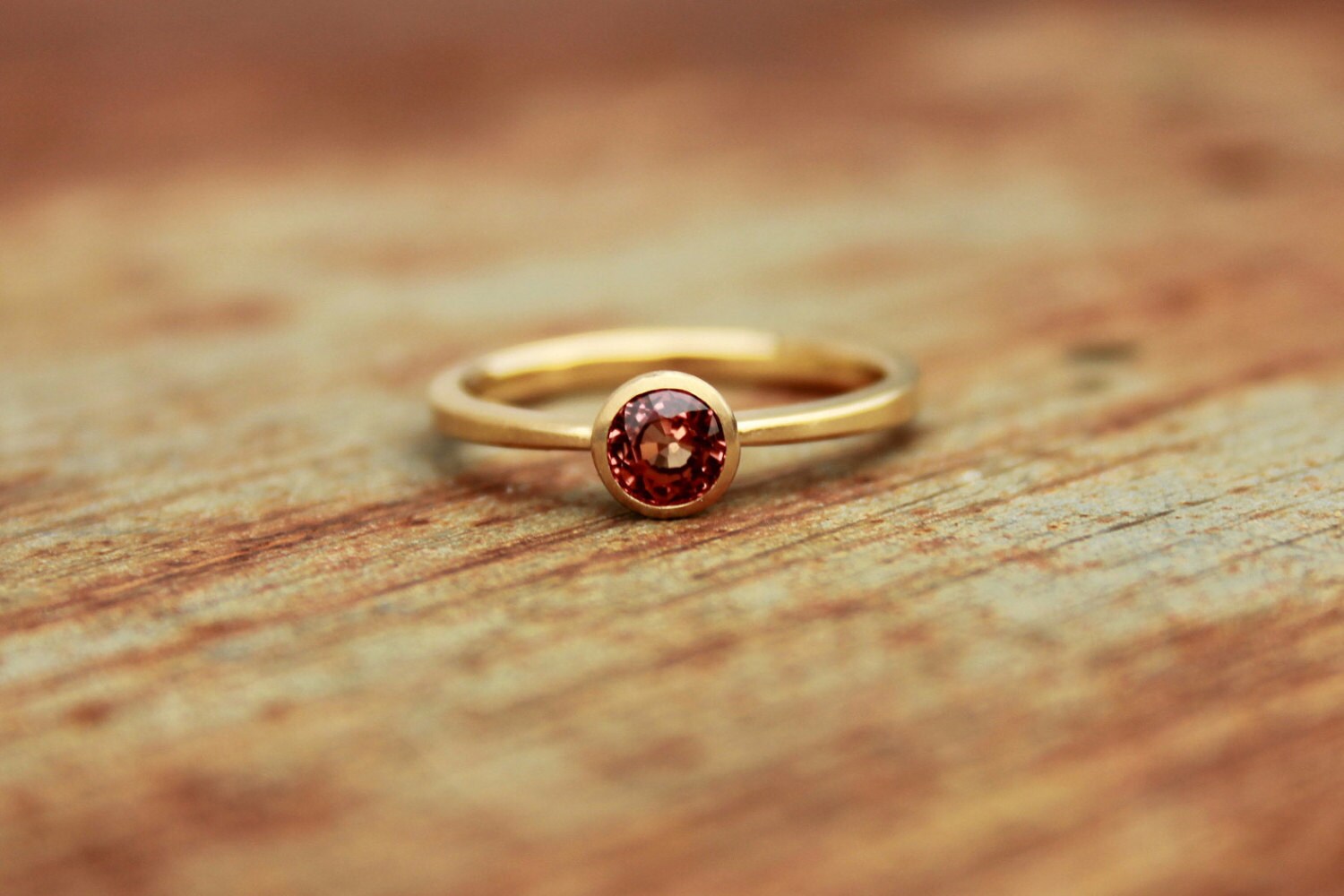 Bague Fine En Or Blanc 18 Carats (750/1000) Avec Saphir Orange Central - Poids 0,77g