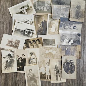 Peut inclure: Une collection de photographies anciennes en noir et blanc, présentant des portraits individuels et de groupe, ainsi que des images d'automobiles anciennes. Les photographies sont disposées sur une surface en bois, montrant une variété de poses et de décors d'une époque révolue.