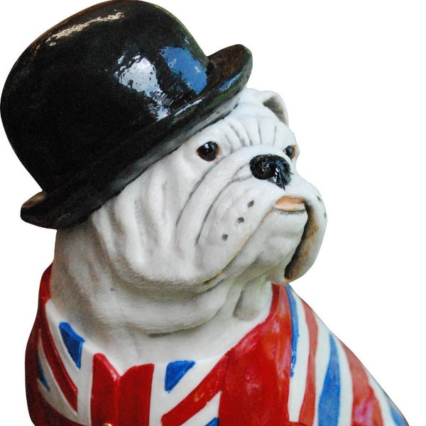 Weiße britische Bulldoggestatue, die Union Jack Weste und Melone trägt. Feine Details. Handgefertigt in England. Größe 17 cm hoch