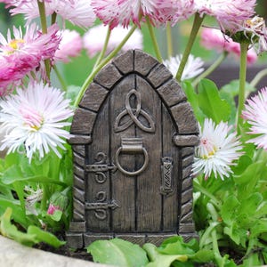 Porta de Fada Celta com acabamento em bronze - 10 cm de altura - Fadas, Elfos e Pixies são bem-vindos - Perfeita para jardins e ambientes internos. Feita por esculturas Peakdale.
