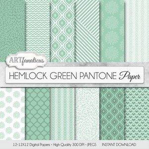 Puede incluir: Doce diseños de papel digital en color verde claro con varios patrones, incluyendo chevron, geométrico y floral. El texto "HEMLOCK GREEN PANTONE Paper" está en la parte superior de la imagen. El texto "12-12X12 Digital Papers - High Quality 300 DPI - JPEGS INSTANT DOWNLOAD" está en la parte inferior de la imagen.
